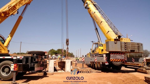 O guindastes GMK5220 e um QY70k lançaram 6 vigas de 40 toneladas e uma viga de 85 toneladas. A dinâmica do trabalho envolveu o içamento da viga com um guindaste de 220 ton e e outro de 70 ton.