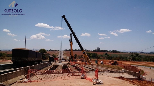 O guindastes GMK5220 e um QY70k lançaram 6 vigas de 40 toneladas e uma viga de 85 toneladas. A dinâmica do trabalho envolveu o içamento da viga com um guindaste de 220 ton e e outro de 70 ton.