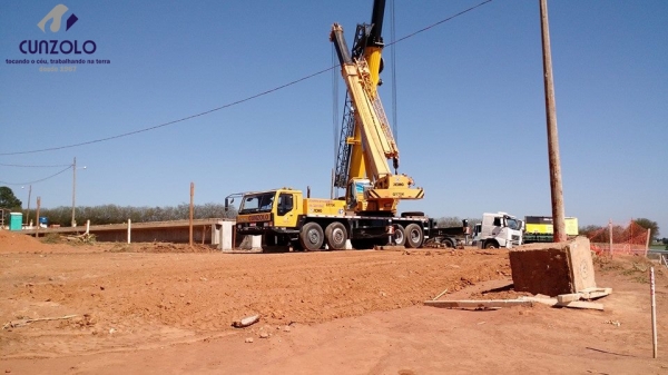 O guindastes GMK5220 e um QY70k lançaram 6 vigas de 40 toneladas e uma viga de 85 toneladas. A dinâmica do trabalho envolveu o içamento da viga com um guindaste de 220 ton e e outro de 70 ton.