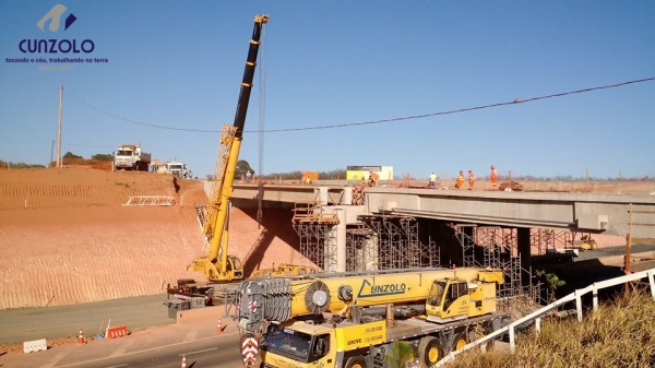 O guindastes GMK5220 e um QY70k lançaram 6 vigas de 40 toneladas e uma viga de 85 toneladas. A dinâmica do trabalho envolveu o içamento da viga com um guindaste de 220 ton e e outro de 70 ton.