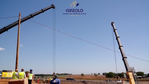 O guindastes GMK5220 e um QY70k lançaram 6 vigas de 40 toneladas e uma viga de 85 toneladas. A dinâmica do trabalho envolveu o içamento da viga com um guindaste de 220 ton e e outro de 70 ton.