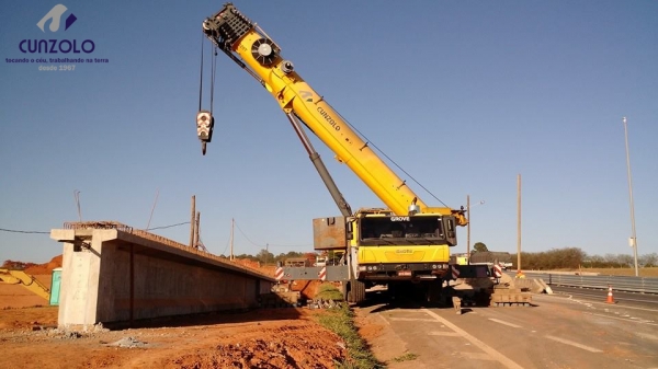 O guindastes GMK5220 e um QY70k lançaram 6 vigas de 40 toneladas e uma viga de 85 toneladas. A dinâmica do trabalho envolveu o içamento da viga com um guindaste de 220 ton e e outro de 70 ton.