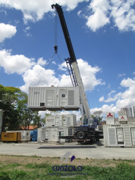A Cunzolo realizou o içamento de um gerador container com peso de 17t. Para essa operação, foi utilizado o guindaste Guindaste Rodoviário Tadano GS900BR.