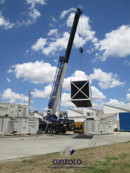 A Cunzolo realizou o içamento de um gerador container com peso de 17t. Para essa operação, foi utilizado o guindaste Guindaste Rodoviário Tadano GS900BR.