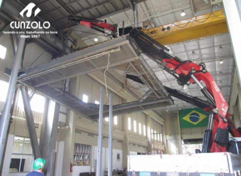 A Cunzolo realizou o i�amento de uma estrutura met�lica em formato de U. Foram utilizados o Guindaste Articulado Fassi 1150 e o Guindaste Articulado PK 100002, por serem curtos e possu�rem uma boa capacidade de i�amento em grandes raios.