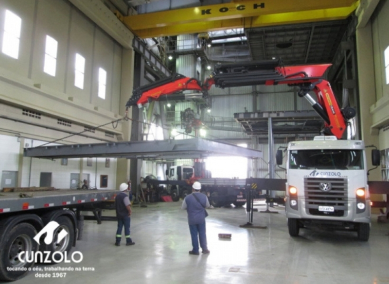 A Cunzolo realizou o i�amento de uma estrutura met�lica em formato de U. Foram utilizados o Guindaste Articulado Fassi 1150 e o Guindaste Articulado PK 100002, por serem curtos e possu�rem uma boa capacidade de i�amento em grandes raios.