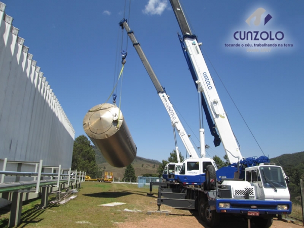 A Cunzolo realizou o içamento de um tanque com peso de 2.5 tonelada. Para efetuar esse trabalho foi necessário utilizar dois Guindastes Rodoviários Tadano GT 600B e o Tadano TS300BR.