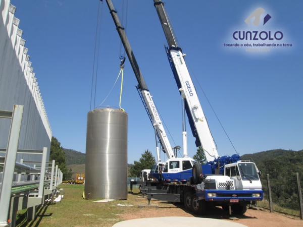 A Cunzolo realizou o içamento de um tanque com peso de 2.5 tonelada. Para efetuar esse trabalho foi necessário utilizar dois Guindastes Rodoviários Tadano GT 600B e o Tadano TS300BR.