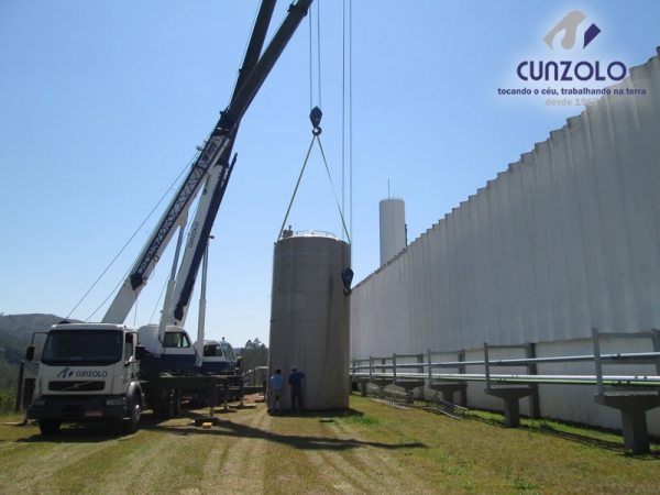 A Cunzolo realizou o içamento de um tanque com peso de 2.5 tonelada. Para efetuar esse trabalho foi necessário utilizar dois Guindastes Rodoviários Tadano GT 600B e o Tadano TS300BR.