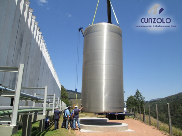 A Cunzolo realizou o içamento de um tanque com peso de 2.5 tonelada. Para efetuar esse trabalho foi necessário utilizar dois Guindastes Rodoviários Tadano GT 600B e o Tadano TS300BR.