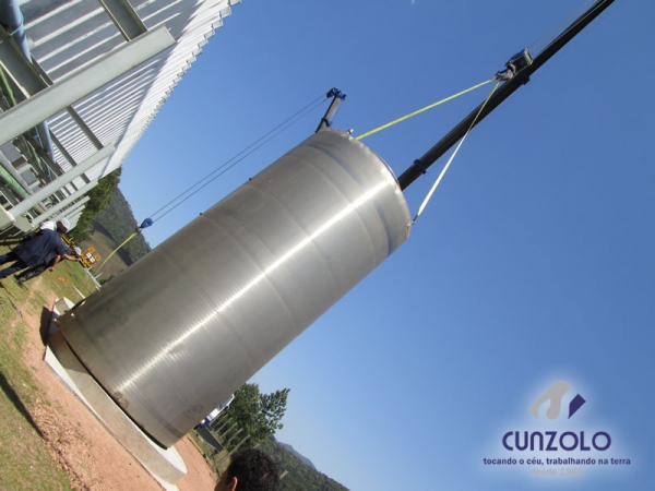A Cunzolo realizou o içamento de um tanque com peso de 2.5 tonelada. Para efetuar esse trabalho foi necessário utilizar dois Guindastes Rodoviários Tadano GT 600B e o Tadano TS300BR.