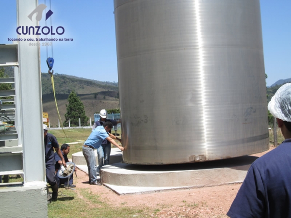 A Cunzolo realizou o içamento de um tanque com peso de 2.5 tonelada. Para efetuar esse trabalho foi necessário utilizar dois Guindastes Rodoviários Tadano GT 600B e o Tadano TS300BR.