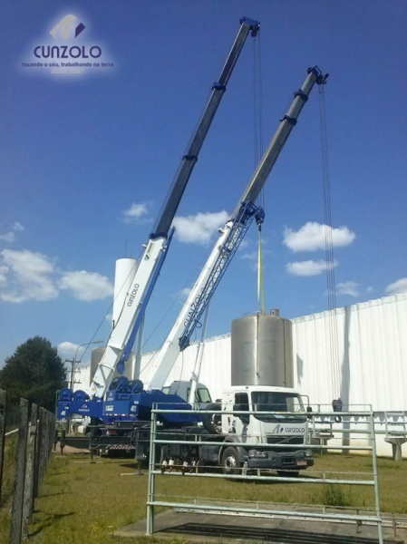 A Cunzolo realizou o içamento de um tanque com peso de 2.5 tonelada. Para efetuar esse trabalho foi necessário utilizar dois Guindastes Rodoviários Tadano GT 600B e o Tadano TS300BR.