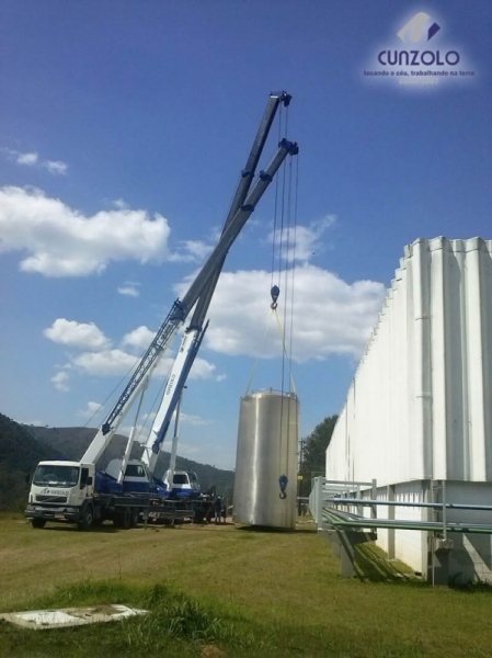 A Cunzolo realizou o içamento de um tanque com peso de 2.5 tonelada. Para efetuar esse trabalho foi necessário utilizar dois Guindastes Rodoviários Tadano GT 600B e o Tadano TS300BR.