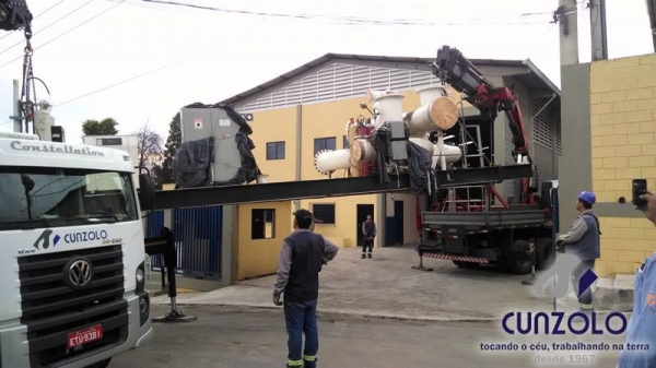 A Cunzolo realizou a remoção, transporte e içamento de dois equipamentos (tanque e container). A operação foi realizada com o Guindaste Articulado Fassi 800, Guindaste Articulado Fassi 1150 e o Guindaste Industrial Ormig 45.