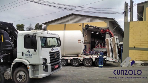 A Cunzolo realizou a remoção, transporte e içamento de dois equipamentos (tanque e container). A operação foi realizada com o Guindaste Articulado Fassi 800, Guindaste Articulado Fassi 1150 e o Guindaste Industrial Ormig 45.