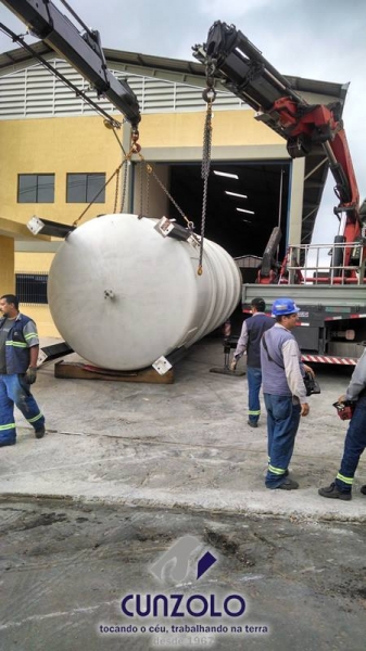 A Cunzolo realizou a remoção, transporte e içamento de dois equipamentos (tanque e container). A operação foi realizada com o Guindaste Articulado Fassi 800, Guindaste Articulado Fassi 1150 e o Guindaste Industrial Ormig 45.