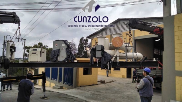 A Cunzolo realizou a remoção, transporte e içamento de dois equipamentos (tanque e container). A operação foi realizada com o Guindaste Articulado Fassi 800, Guindaste Articulado Fassi 1150 e o Guindaste Industrial Ormig 45.