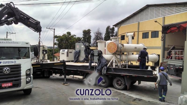 A Cunzolo realizou a remoção, transporte e içamento de dois equipamentos (tanque e container). A operação foi realizada com o Guindaste Articulado Fassi 800, Guindaste Articulado Fassi 1150 e o Guindaste Industrial Ormig 45.