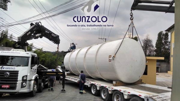A Cunzolo realizou a remoção, transporte e içamento de dois equipamentos (tanque e container). A operação foi realizada com o Guindaste Articulado Fassi 800, Guindaste Articulado Fassi 1150 e o Guindaste Industrial Ormig 45.
