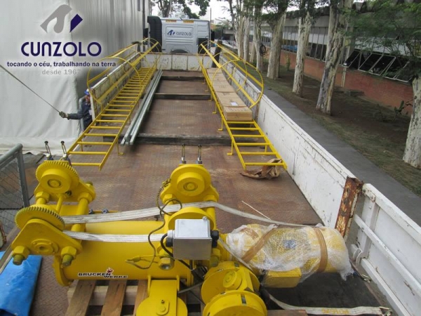 A Cunzolo realizou o içamento de uma ponte rolante. Esse trabalho foi realizado com o Guindaste Articulado Hiab 377, por possuir tamanho compacto, que ajudou no posicionamento do equipamento no local.