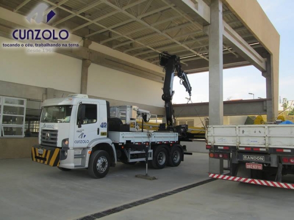 A Cunzolo realizou o içamento de uma ponte rolante. Esse trabalho foi realizado com o Guindaste Articulado Hiab 377, por possuir tamanho compacto, que ajudou no posicionamento do equipamento no local.