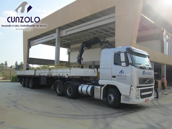 A Cunzolo realizou o içamento de uma ponte rolante. Esse trabalho foi realizado com o Guindaste Articulado Hiab 377, por possuir tamanho compacto, que ajudou no posicionamento do equipamento no local.