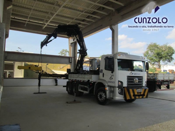 A Cunzolo realizou o içamento de uma ponte rolante. Esse trabalho foi realizado com o Guindaste Articulado Hiab 377, por possuir tamanho compacto, que ajudou no posicionamento do equipamento no local.