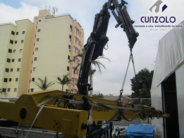 A Cunzolo realizou o içamento de uma ponte rolante. Esse trabalho foi realizado com o Guindaste Articulado Hiab 377, por possuir tamanho compacto, que ajudou no posicionamento do equipamento no local.