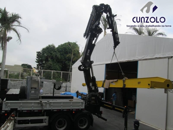 A Cunzolo realizou o içamento de uma ponte rolante. Esse trabalho foi realizado com o Guindaste Articulado Hiab 377, por possuir tamanho compacto, que ajudou no posicionamento do equipamento no local.