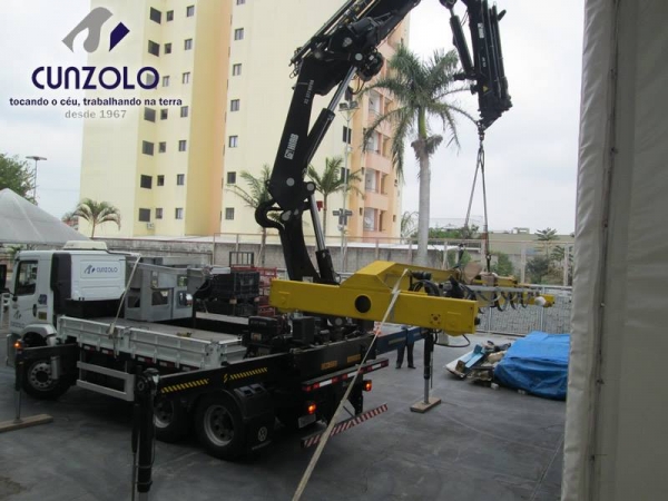 A Cunzolo realizou o içamento de uma ponte rolante. Esse trabalho foi realizado com o Guindaste Articulado Hiab 377, por possuir tamanho compacto, que ajudou no posicionamento do equipamento no local.