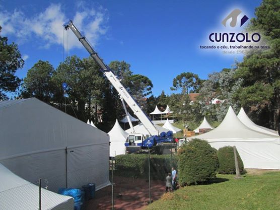 A Cunzolo realizou o içamento de um container de 10 toneladas. O trabalho foi realizado com o Guindaste Rodoviário Tadano GS 900 BR. A operação foi realizada de forma segura.