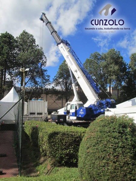 A Cunzolo realizou o içamento de um container de 10 toneladas. O trabalho foi realizado com o Guindaste Rodoviário Tadano GS 900 BR. A operação foi realizada de forma segura.