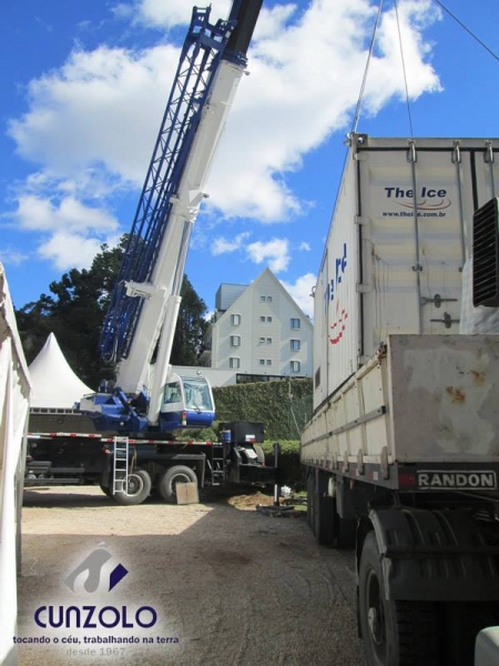 A Cunzolo realizou o içamento de um container de 10 toneladas. O trabalho foi realizado com o Guindaste Rodoviário Tadano GS 900 BR. A operação foi realizada de forma segura.