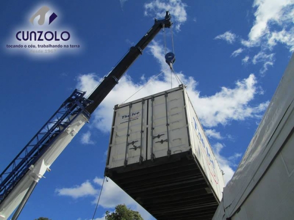 A Cunzolo realizou o içamento de um container de 10 toneladas. O trabalho foi realizado com o Guindaste Rodoviário Tadano GS 900 BR. A operação foi realizada de forma segura.
