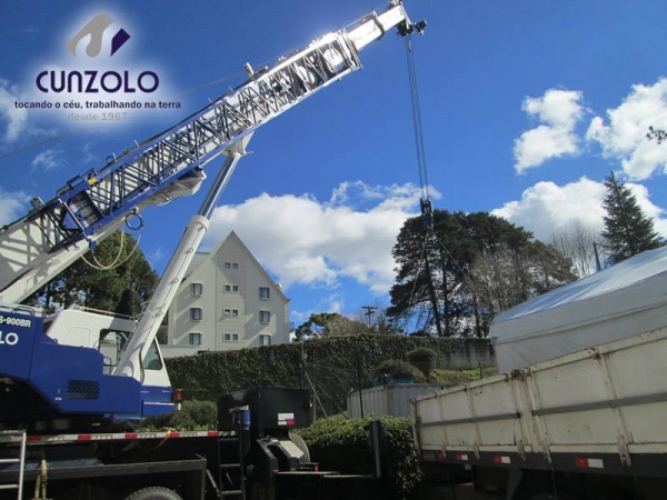 A Cunzolo realizou o içamento de um container de 10 toneladas. O trabalho foi realizado com o Guindaste Rodoviário Tadano GS 900 BR. A operação foi realizada de forma segura.