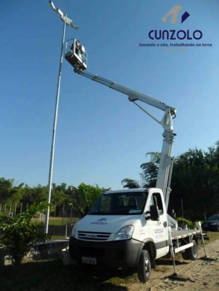Para este trabalho, foi utilizada a Plataforma Montada Sobre Caminhão Multitel 225, devido ao seu alcance de raio, altura de trabalho de até 22,5 metros e capacidade de operação com 02 pessoas. 