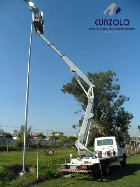 Para este trabalho, foi utilizada a Plataforma Montada Sobre Caminhão Multitel 225, devido ao seu alcance de raio, altura de trabalho de até 22,5 metros e capacidade de operação com 02 pessoas. 