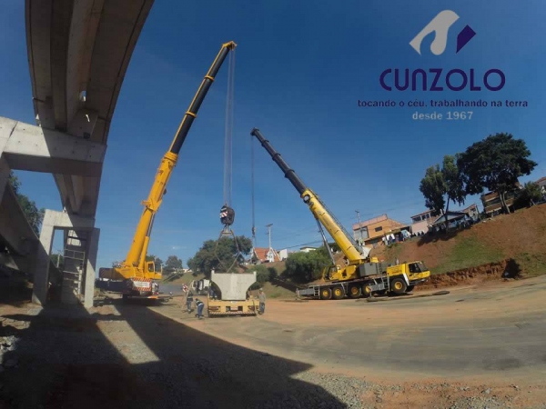 A Cunzolo realizou uma operação completa de carregamento, transporte e montagem de passarela metálica na cidade de Itupeva - SP, utilizando os Guindastes Liebherr LTM 1220 e Grove GMK 5275, ambos de alta capacidade e precisão operacional.