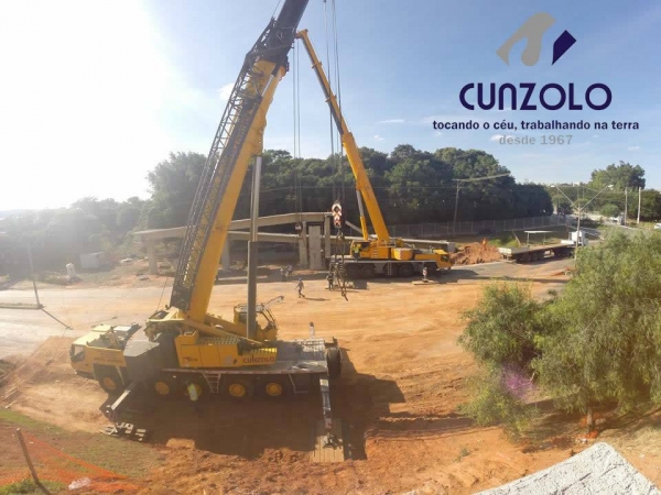 A Cunzolo realizou uma operação completa de carregamento, transporte e montagem de passarela metálica na cidade de Itupeva - SP, utilizando os Guindastes Liebherr LTM 1220 e Grove GMK 5275, ambos de alta capacidade e precisão operacional.