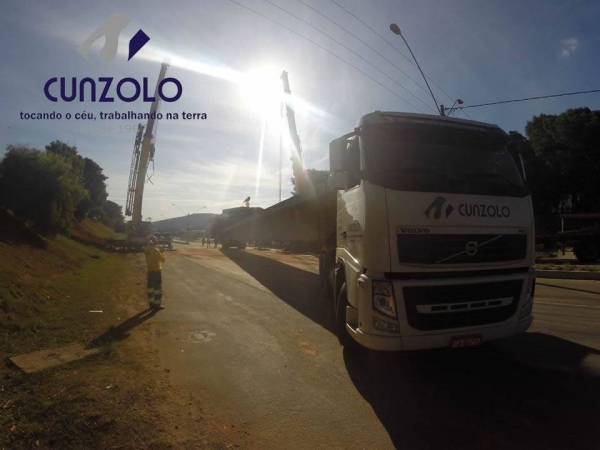 A Cunzolo realizou uma operação completa de carregamento, transporte e montagem de passarela metálica na cidade de Itupeva - SP, utilizando os Guindastes Liebherr LTM 1220 e Grove GMK 5275, ambos de alta capacidade e precisão operacional.
