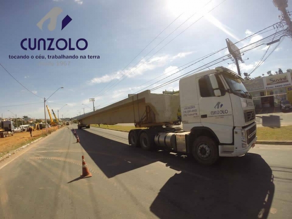 A Cunzolo realizou uma operação completa de carregamento, transporte e montagem de passarela metálica na cidade de Itupeva - SP, utilizando os Guindastes Liebherr LTM 1220 e Grove GMK 5275, ambos de alta capacidade e precisão operacional.