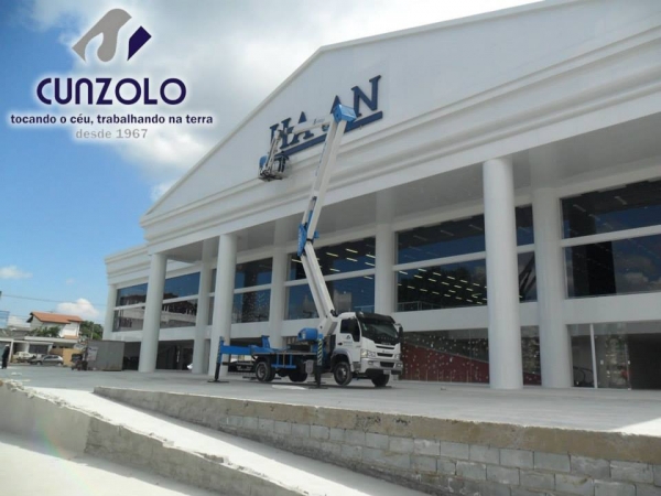 A Cunzolo Guindastes e Plataformas realizou mais uma operação de sucesso, instalou o letreiro em uma loja de departamentos. Para este trabalho, foi utilizado a Plataforma elevatória montada sobre caminhão Socage DAJ
