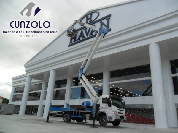 A Cunzolo Guindastes e Plataformas realizou mais uma operação de sucesso, instalou o letreiro em uma loja de departamentos. Para este trabalho, foi utilizado a Plataforma elevatória montada sobre caminhão Socage DAJ
