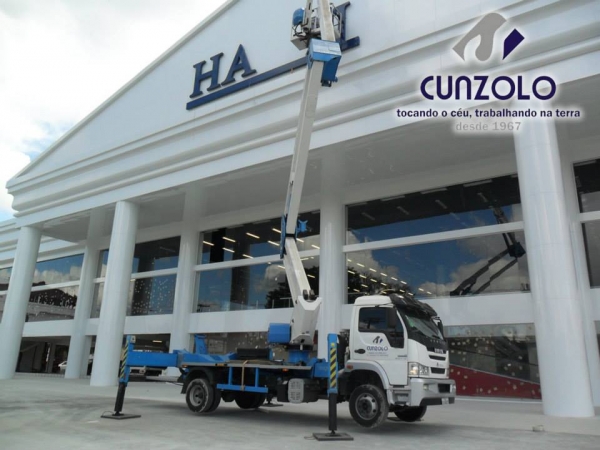 A Cunzolo Guindastes e Plataformas realizou mais uma operação de sucesso, instalou o letreiro em uma loja de departamentos. Para este trabalho, foi utilizado a Plataforma elevatória montada sobre caminhão Socage DAJ