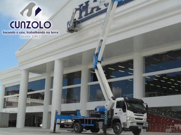 A Cunzolo Guindastes e Plataformas realizou mais uma operação de sucesso, instalou o letreiro em uma loja de departamentos. Para este trabalho, foi utilizado a Plataforma elevatória montada sobre caminhão Socage DAJ
