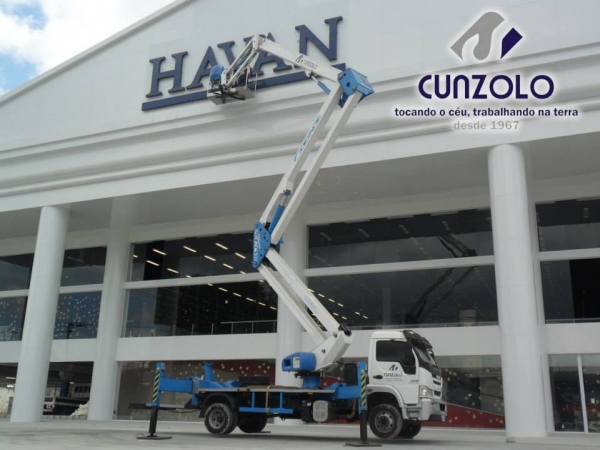A Cunzolo Guindastes e Plataformas realizou mais uma operação de sucesso, instalou o letreiro em uma loja de departamentos. Para este trabalho, foi utilizado a Plataforma elevatória montada sobre caminhão Socage DAJ