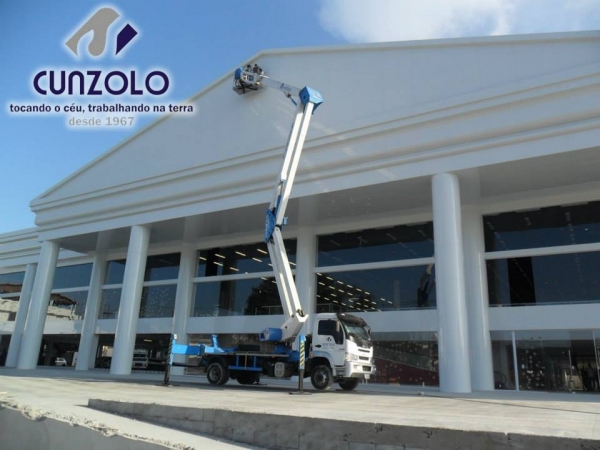A Cunzolo Guindastes e Plataformas realizou mais uma operação de sucesso, instalou o letreiro em uma loja de departamentos. Para este trabalho, foi utilizado a Plataforma elevatória montada sobre caminhão Socage DAJ