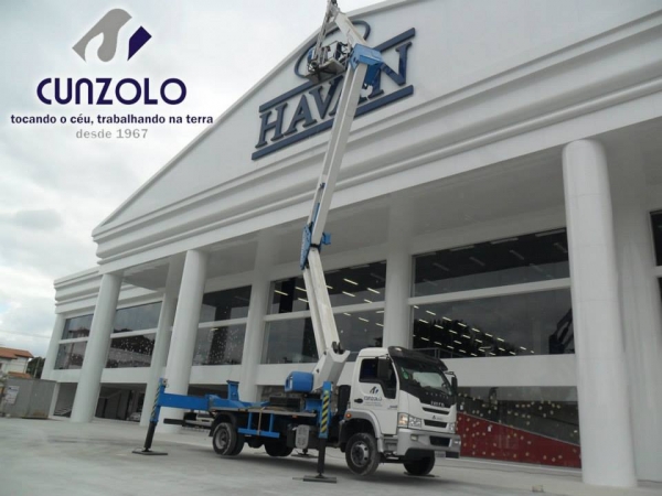 A Cunzolo Guindastes e Plataformas realizou mais uma operação de sucesso, instalou o letreiro em uma loja de departamentos. Para este trabalho, foi utilizado a Plataforma elevatória montada sobre caminhão Socage DAJ