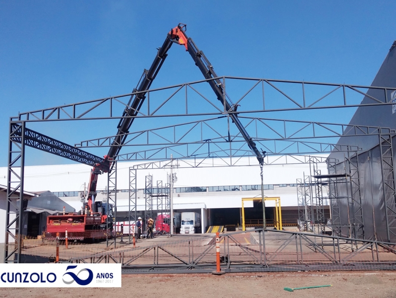 Guindaste Articulado realizando o içamento de estruturas em Sumaré- São Paulo.